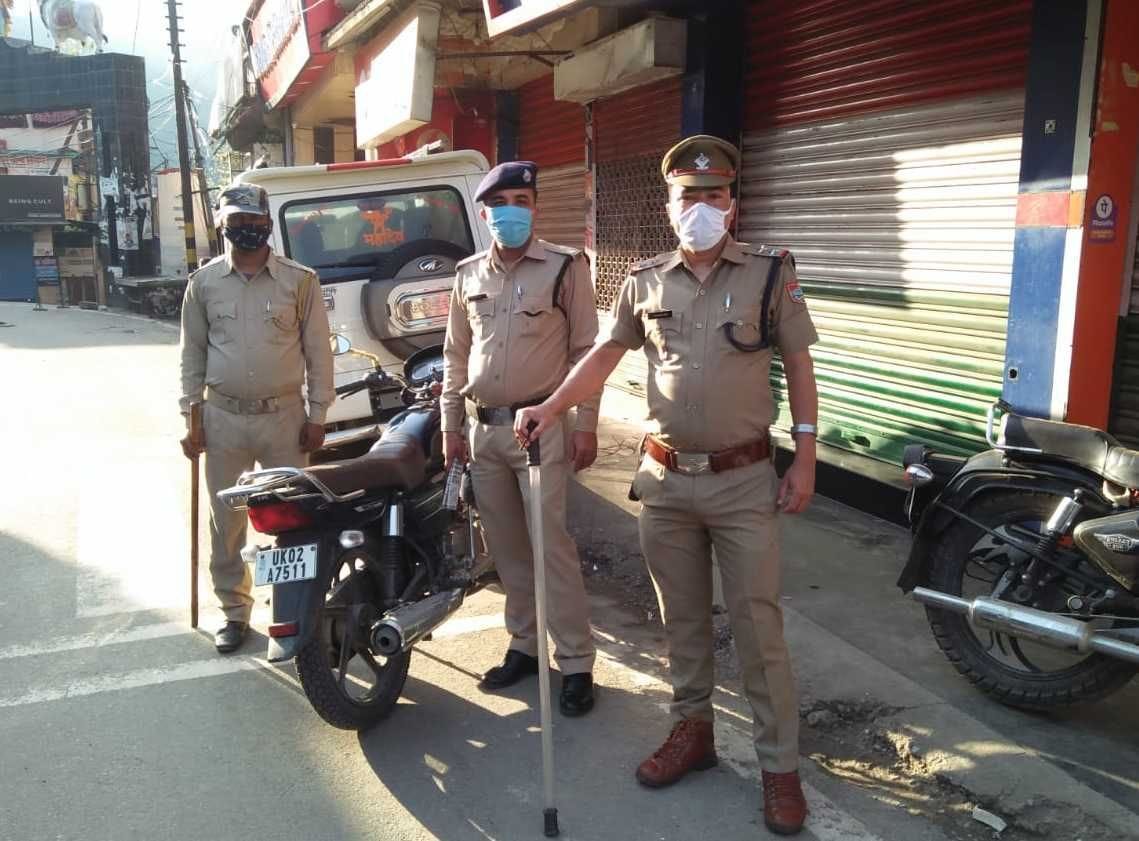 ागेश्वर में कर्फ्यू के दौरान बाजार में तैनात पुलिस। संवाद न्यूज एजेंसी