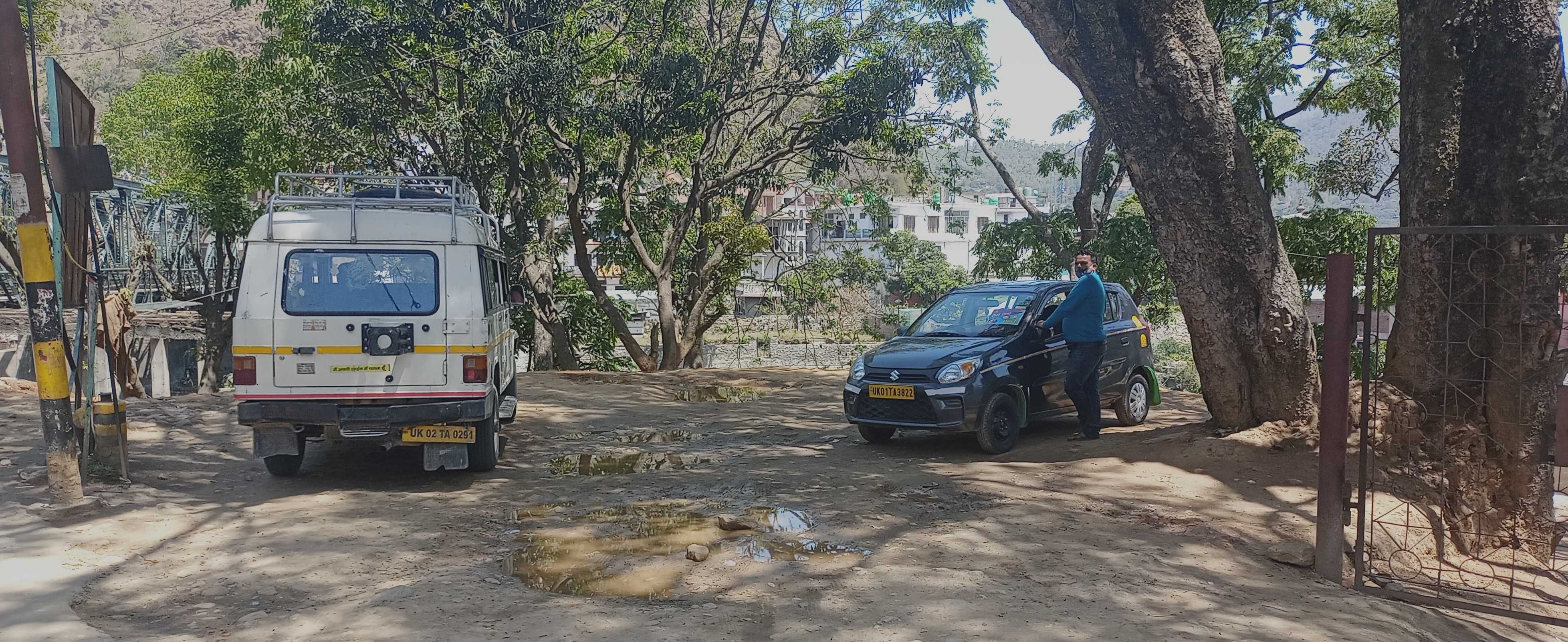 बागेश्वर के ताकुला टैक्सी स्टेंड में यात्रियों का इंतजार करतीं गाड़ियां। संवाद न्यूज एजेंसी
