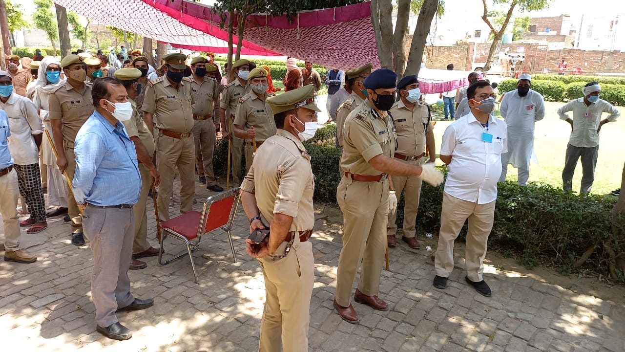 कैराना के गांव भूरा में मतदान केन्द्र का निरीक्षण करने पहुचे एडीजी राजीव सब्बरवाल कैराना के गांव भूरा में मतदान केन्द्र का निरीक्षण करने पहुचे एडीजी राजीव सब्बरवाल