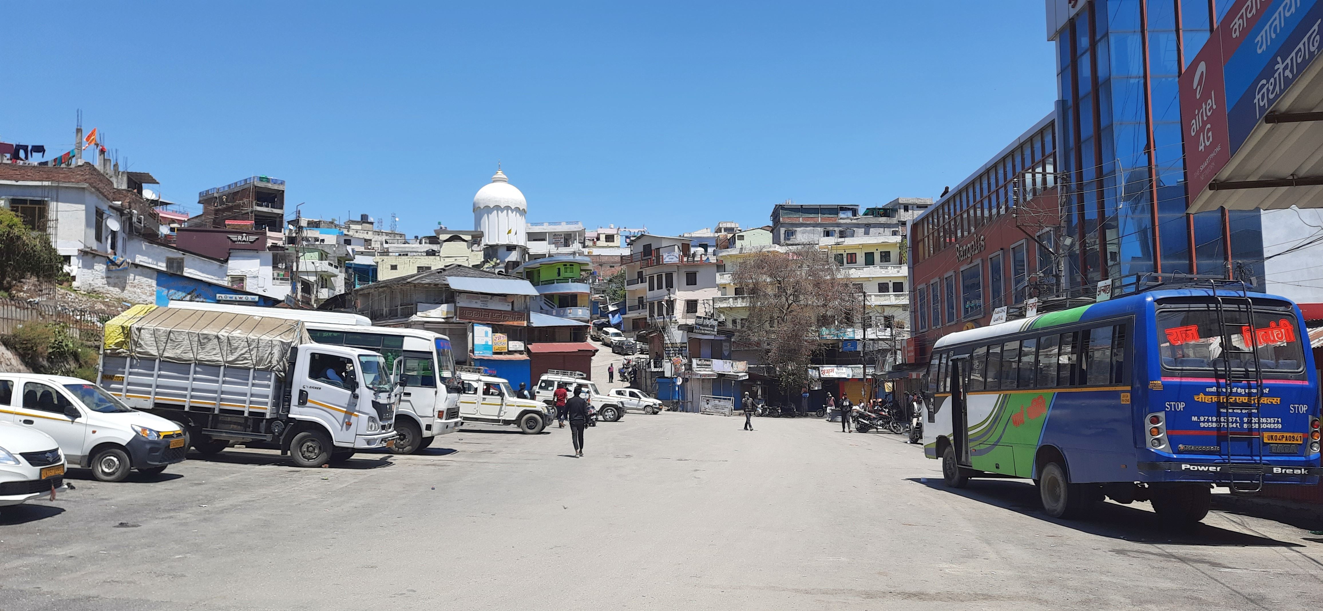 पिथौरागढ़ केएमओयू स्टेशन में पसरा सन्नाटा। पिथौरागढ़ केएमओयू स्टेशन में पसरा सन्नाटा।