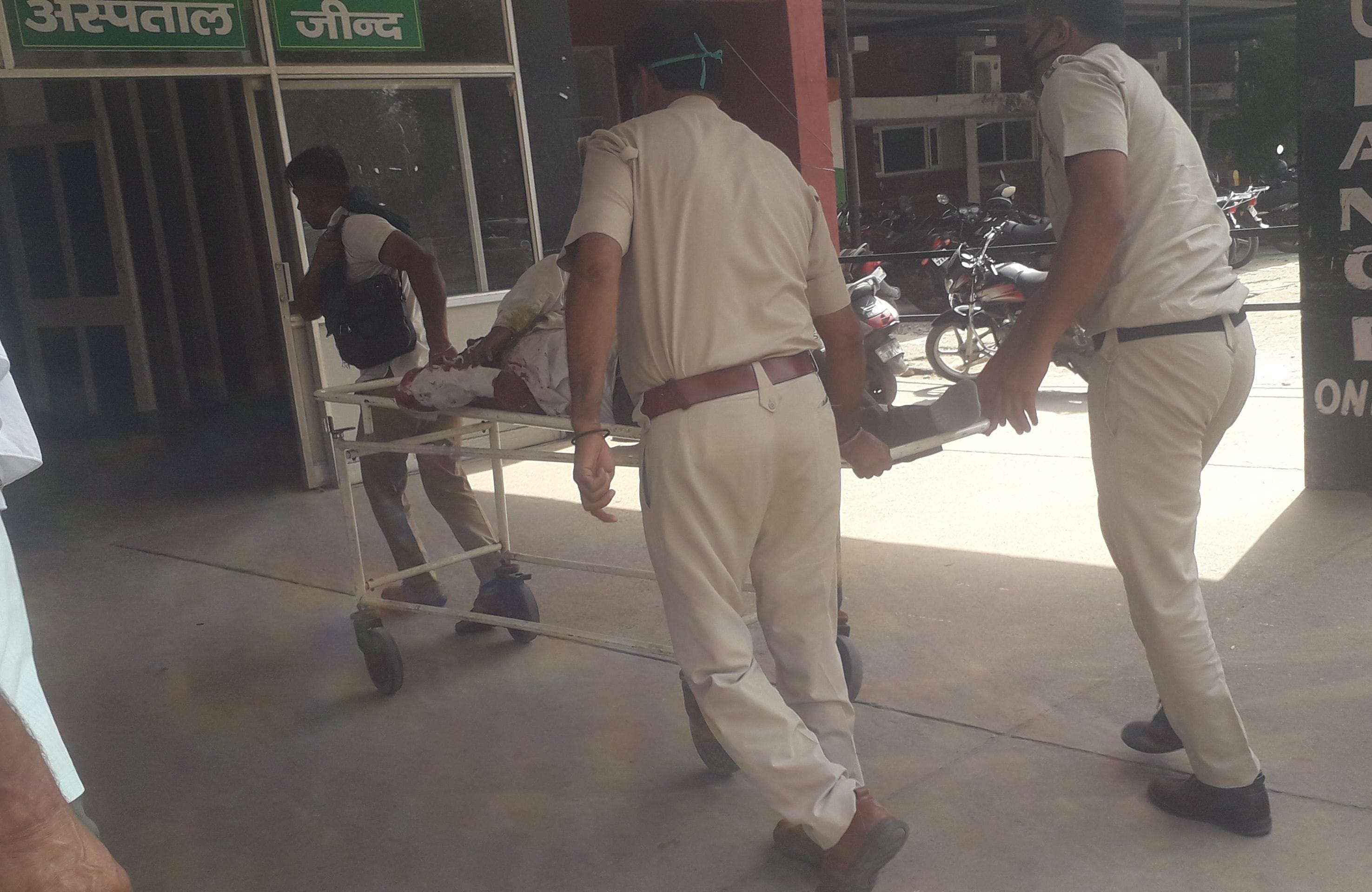 घायल को नागरिक अस्पताल में इलाज के लिए लेकर जाते पुलिसकर्मी। संवाद