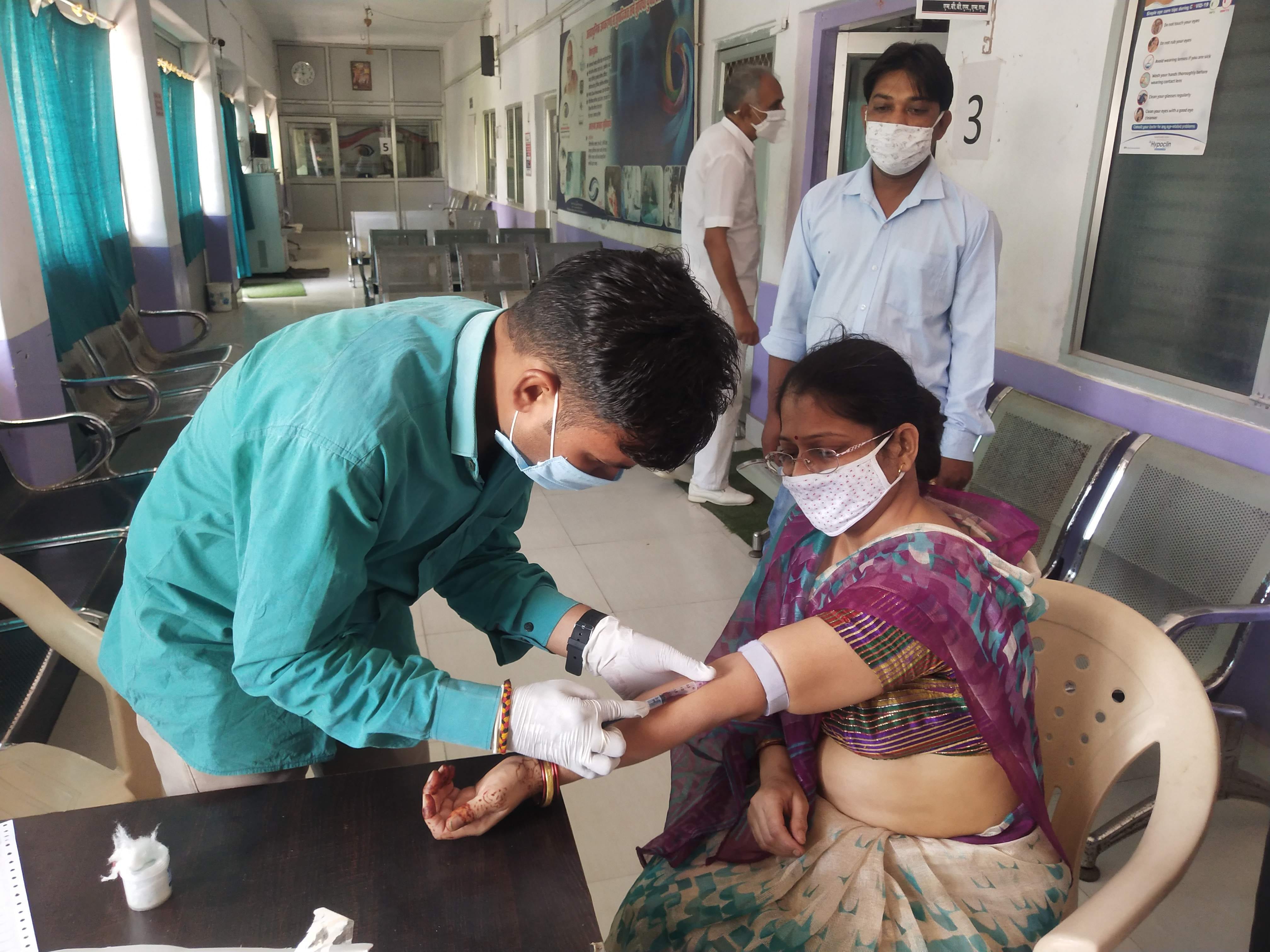 प्लाज्मा डोनेट को एंटीबाडी जांच कराने पहुंची महिला के रक्त का सैंपल लेते अस्पताल के कर्मचारी। प्लाज्मा डोनेट को एंटीबाडी जांच कराने पहुंची महिला के रक्त का सैंपल लेते अस्पताल के कर्मचारी।