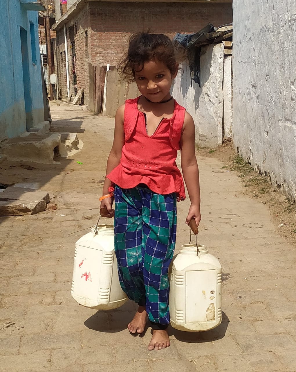 मोहल्ला नेहरू नगर में हैंडपंप पर पानी के लिए प्लास्टिक के कुप्पा लेकर जाती बालिका मोहल्ला नेहरू नगर में हैंडपंप पर पानी के लिए प्लास्टिक के कुप्पा लेकर जाती बालिका