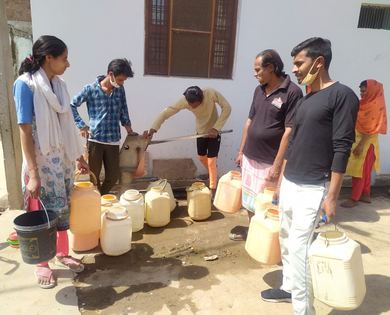 मोहल्ला नेहरू नगर में हैंडपंप के पास पानी भरने के लिए खड़े लोग मोहल्ला नेहरू नगर में हैंडपंप के पास पानी भरने के लिए खड़े लोग