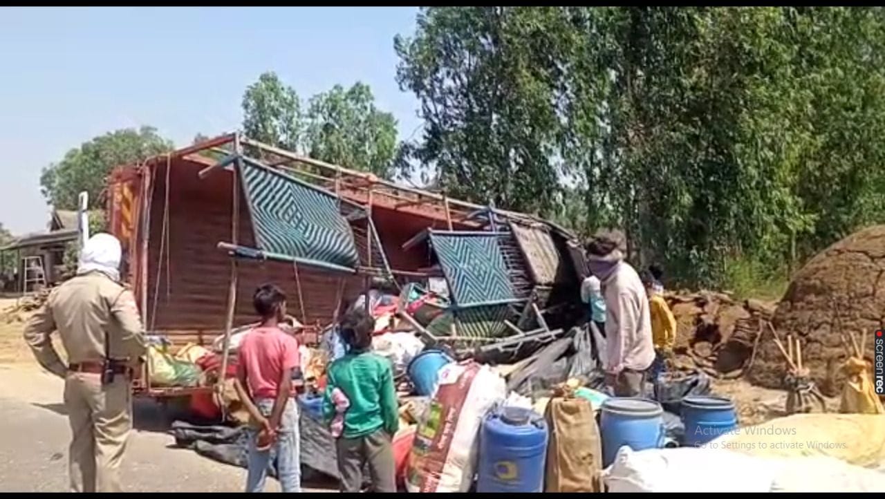उझानी में घटनास्थल पर पलटा कैंटर। संवाद उझानी में घटनास्थल पर पलटा कैंटर। संवाद