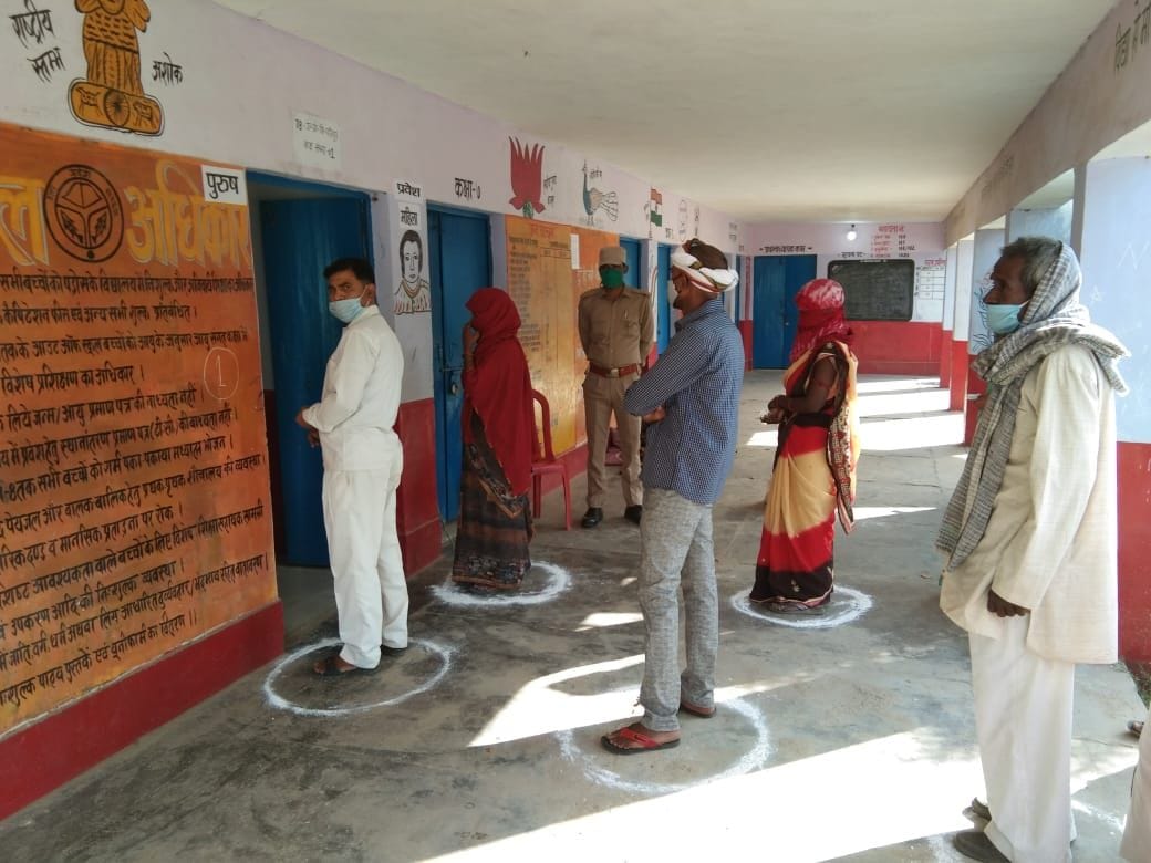 पातेपुर आदर्श पोलिंग बूथ पर मतदान के लिए घेरे में खड़े मतदाता। पातेपुर आदर्श पोलिंग बूथ पर मतदान के लिए घेरे में खड़े मतदाता।