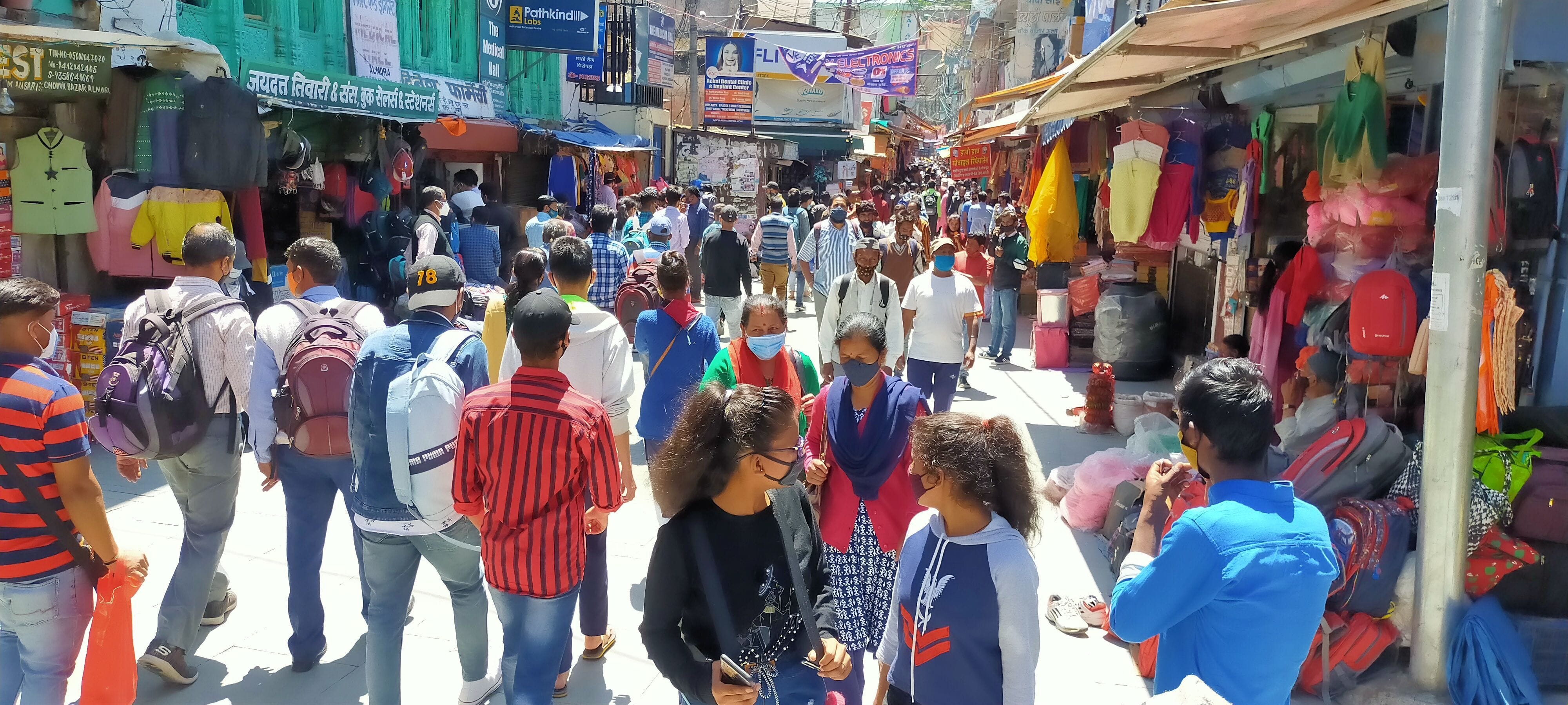 अल्मोड़ा में सोमवार सुबह खुली बाजार में उमड़ी लोगों की भीड़। अल्मोड़ा में सोमवार सुबह खुली बाजार में उमड़ी लोगों की भीड़।