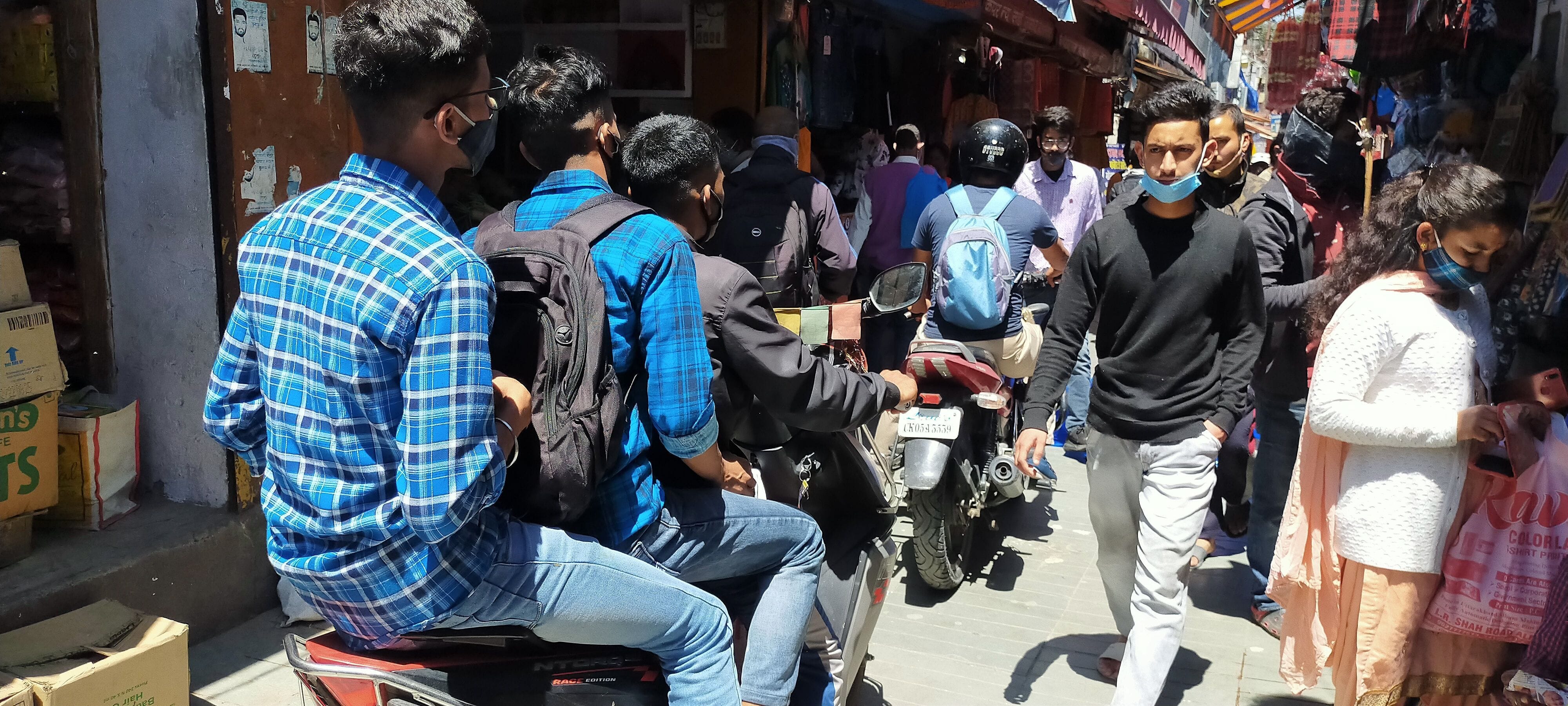 अल्मोड़ा में दोपहिया वाहन चालक यातायात नियमों की खुलेआम धज्यियां उड़ा रहे। सोमवार को अल्मोड़ा क अल्मोड़ा में दोपहिया वाहन चालक यातायात नियमों की खुलेआम धज्यियां उड़ा रहे। सोमवार को अल्मोड़ा क