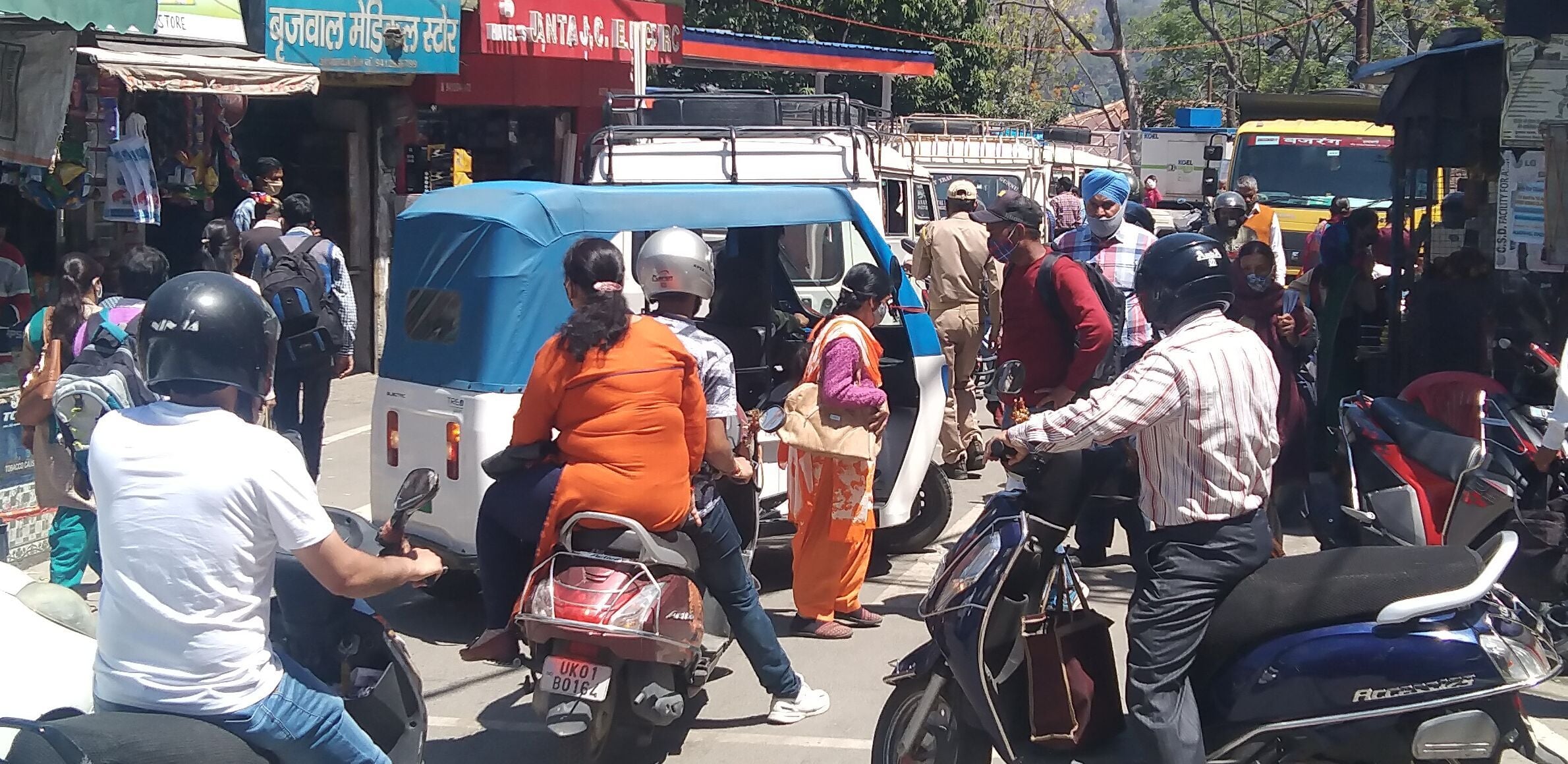 अल्मोड़ा में सोमवार को लगा जाम। अल्मोड़ा में सोमवार को लगा जाम।