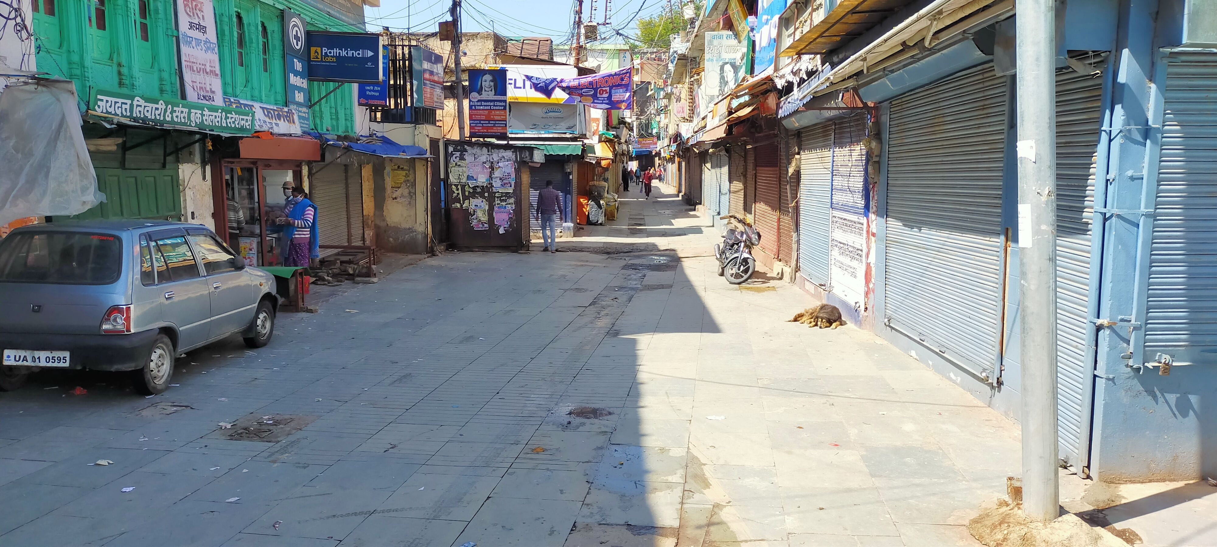दोपहर दो बजे बाद अल्मोड़ा बाजार में पसरा सन्नाटा। दोपहर दो बजे बाद अल्मोड़ा बाजार में पसरा सन्नाटा।