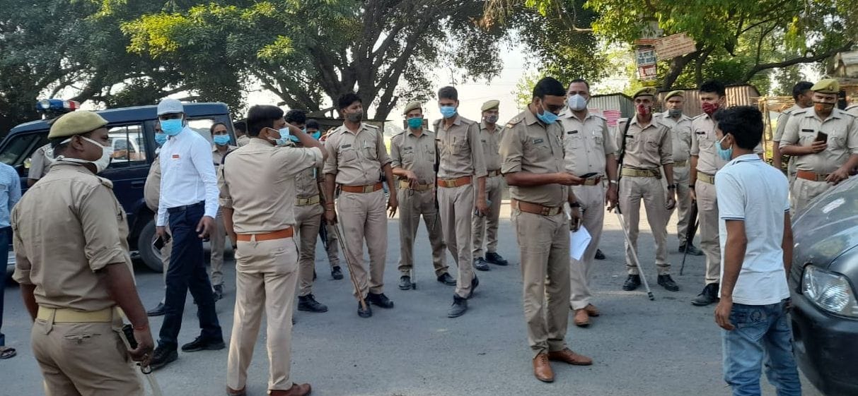 पीलीभीत के गांव अमरगंज में हंगामे की सूचना मौके पर फोर्स लेकर पुहंचे एसडीएम और सीओ।