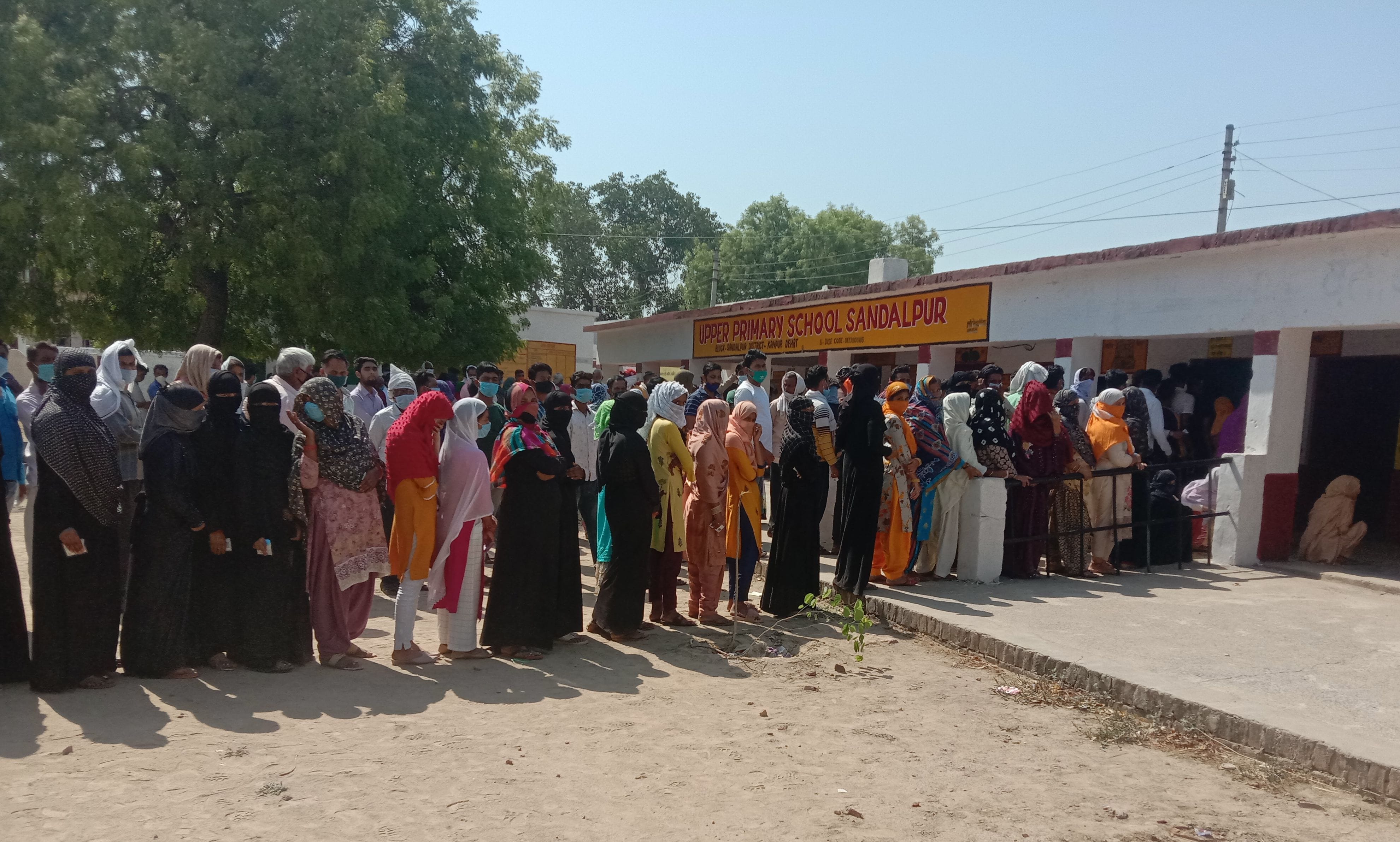 संदलपुर में घटना के बाद कतार में खड़े मतदाता। संदलपुर में घटना के बाद कतार में खड़े मतदाता।