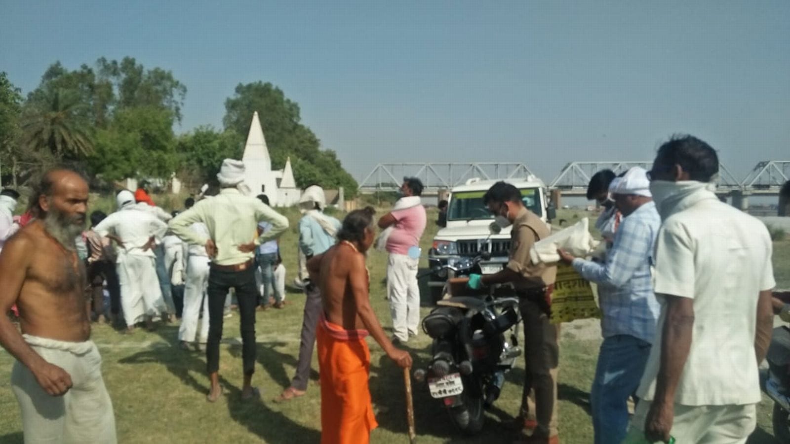 कछला गंगाघाट पर लगी भीड़। संवाद