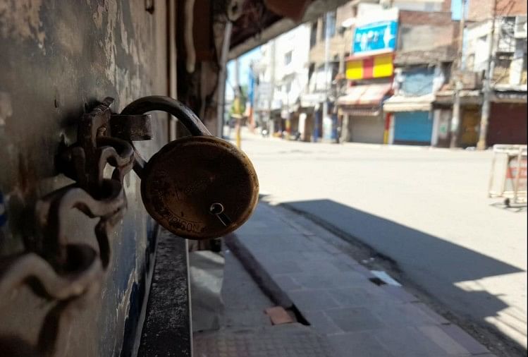 Khaskhabar/उत्तर प्रदेश में कोरोना के मामलों में कमी आ रही है. इसे देखते हुए अंदाजा लगाया जा सकता है कि सरकार द्वारा लागू किया गया कोरोना कर्फ्यू असरदार साबित हो रहा है. अब कोरोना महामारी से पूरी तरह