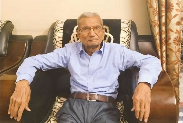Maharashtra Coronavirus: Nagpur Rss Swayamsevak Narayan Rao Dabhadkar Said, I Have Lived, Their Children Will Be Orphaned, Left The Bed, Died In Three Days - नमन: कोरोना संक्रमित बुजुर्ग ने युवक के