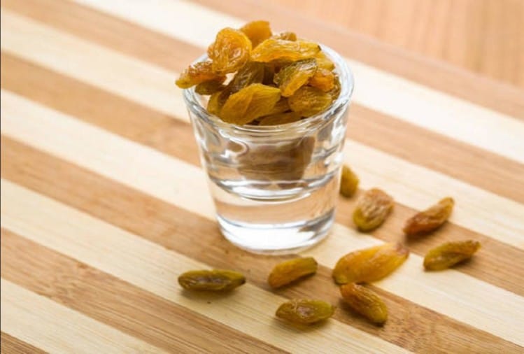 Health Benefits Of Raisin Water Home Remedies सलाह एक गिलास किशमिश