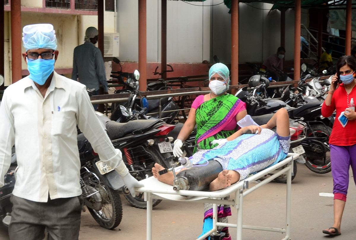 prayagraj news : एसआरएन में मरीज को भर्ती कराने लेकर आते परिजन।