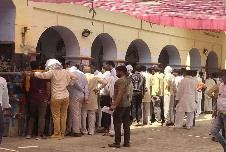People Violating Covid Guidelines During Counting Of Panchayat Election In Firozabad - चायत ...