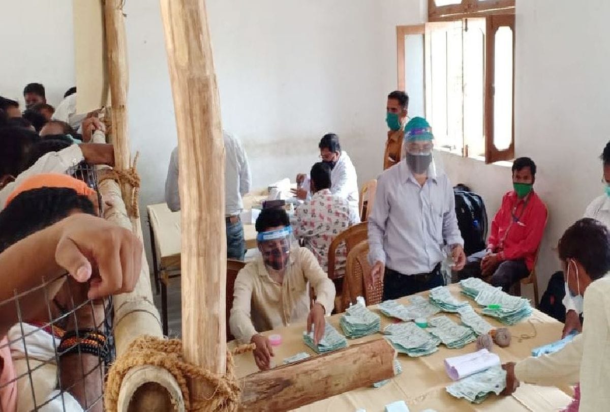 मतगणना करते कर्मचारी