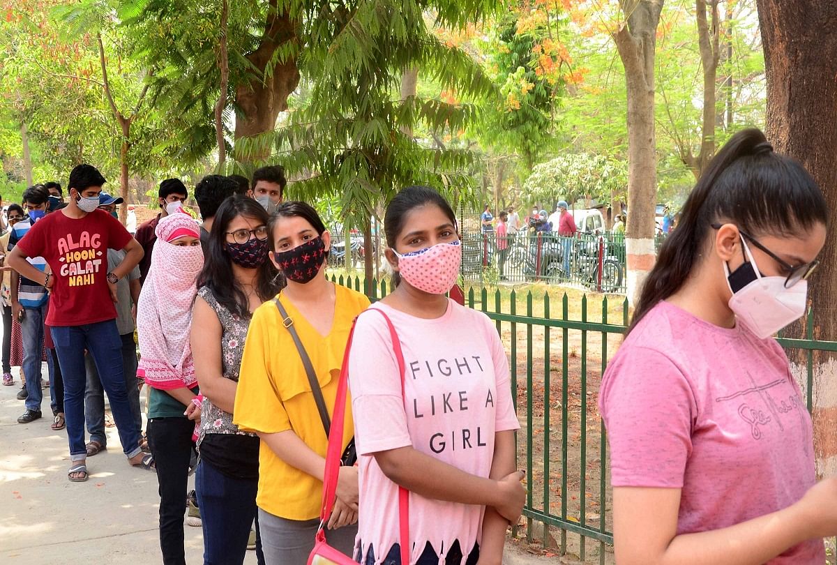 prayagraj news : मेडिकल कालेज में टीकाकरण अभियान में शनिवार को टीका लगवाने बडी संख्या में युवतियां पहुंची।