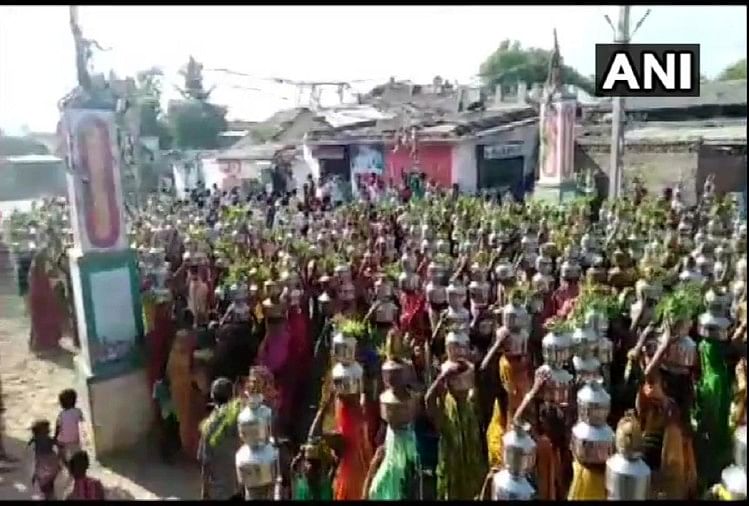 Coronavirus India Live: गुजरात के बलियादेव मंदिर में जुटीं महिलाएं, सरपंच समेत 23 लोगों के खिलाफ कार्रवाई