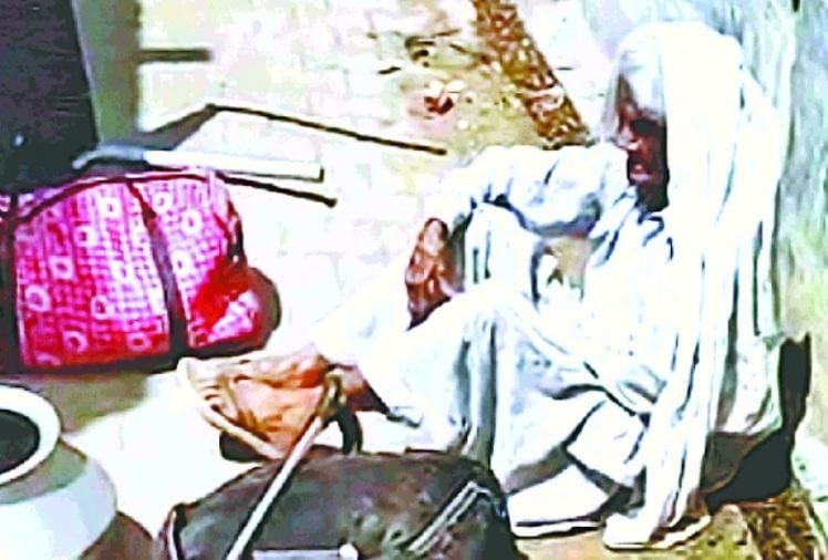 बहू व पोते ने पीटकर घर से निकाला 90 वर्षीय वृद्धा को वीडियो सोशल मीडिया पर वायरल