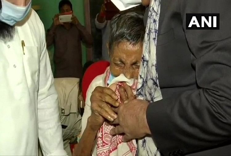 पश्चिम बंगाल हिंसा: असम के रनपगली कैंप में पीड़ितों से मिले राज्यपाल, धनकड़ से लिपटकर फफक पड़ा एक बुजुर्ग