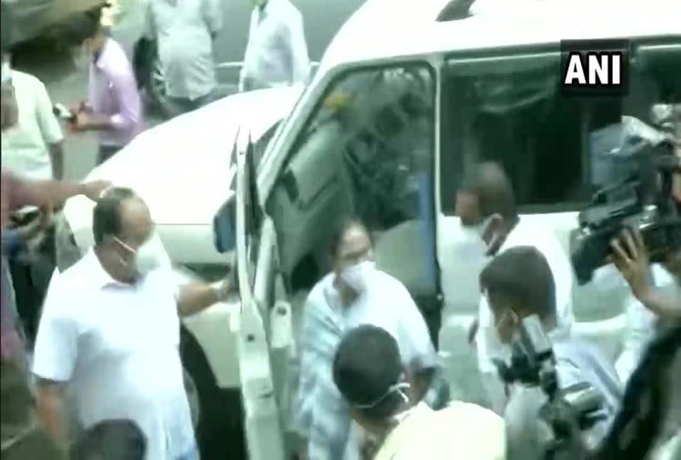 नारदा केस: सीबीआई ने ममता बनर्जी के मंत्रियों और नेताओं पर कसा शिकंजा, यहां जानें पूरा मामला -