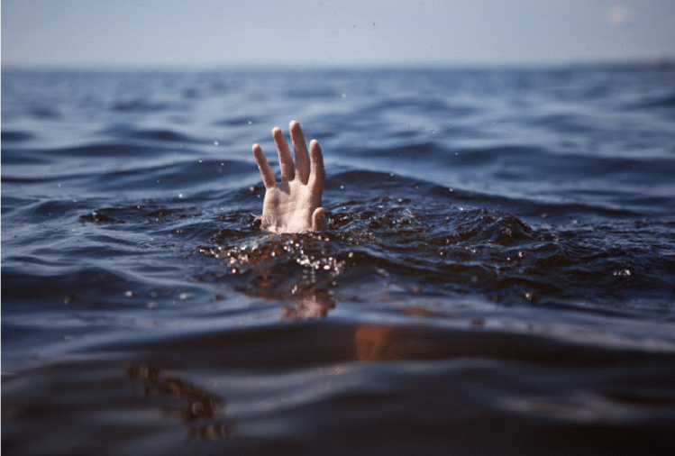 Why Does Dead Body Floats And Living Person Sinks In Water - ज्ञान की बात:  आखिर जिंदा व्यक्ति पानी में डूब जाता है, लेकिन शव क्यों तैरने लगता है? -  Amar Ujala