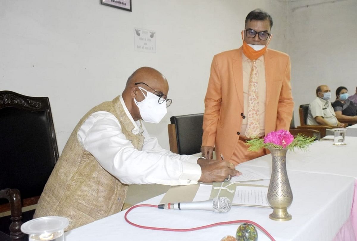 prayagraj news : कार्यभार ग्रहण करते यूपीपीएससी के नए चेयरमैन संजय श्रीनेत।