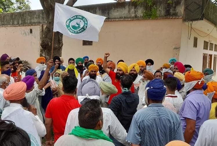Farmers Protest Against Rss Blood Donation Camp In Ropar Of Punjab - पंजाब: रोपड़ में आरएसएस के रक्तदान कैंप के विरोध में भड़के किसान, तनातनी के बाद शिविर रद्द - Amar Ujala