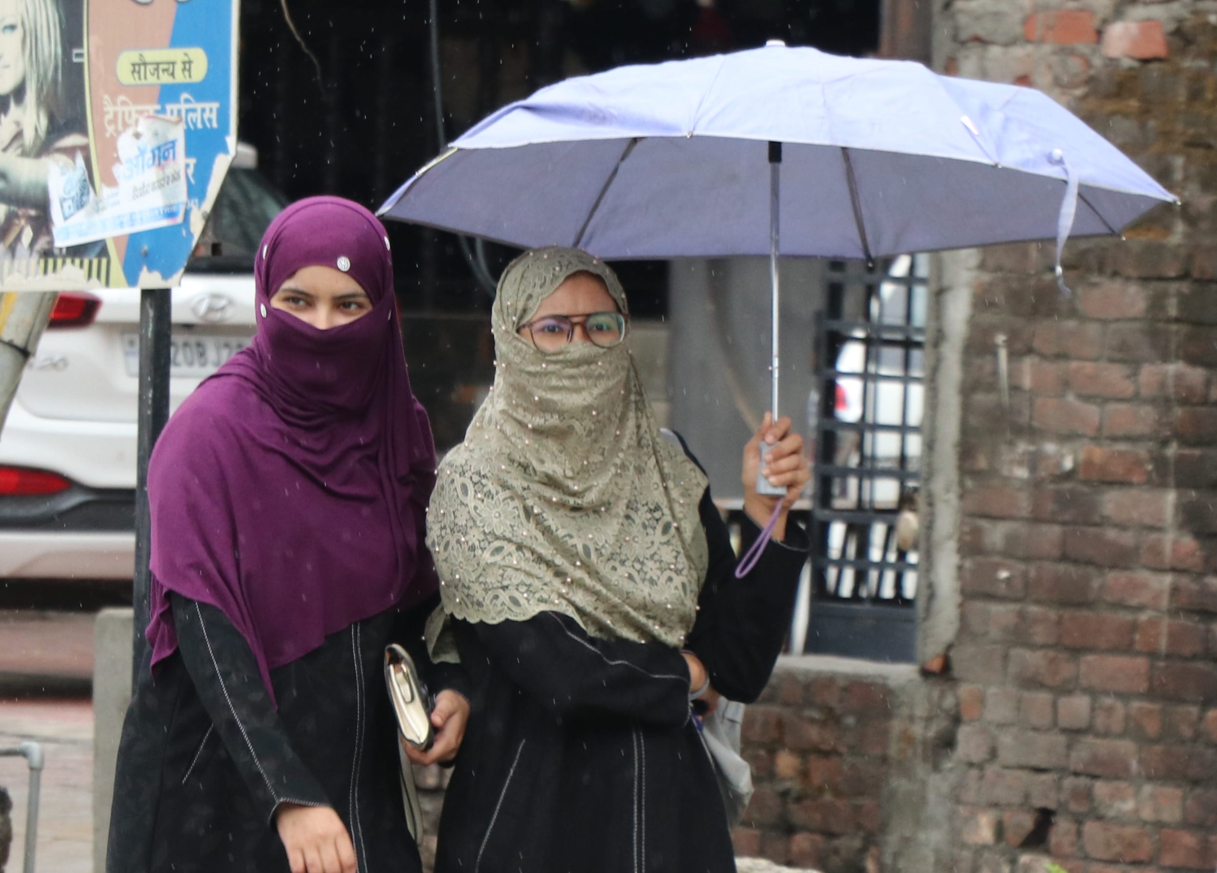 बिजनौर में बृहस्पतिवार को हुई बारिश में छाता लगाकर जाती महिलाएं। बिजनौर में बृहस्पतिवार को हुई बारिश में छाता लगाकर जाती महिलाएं।