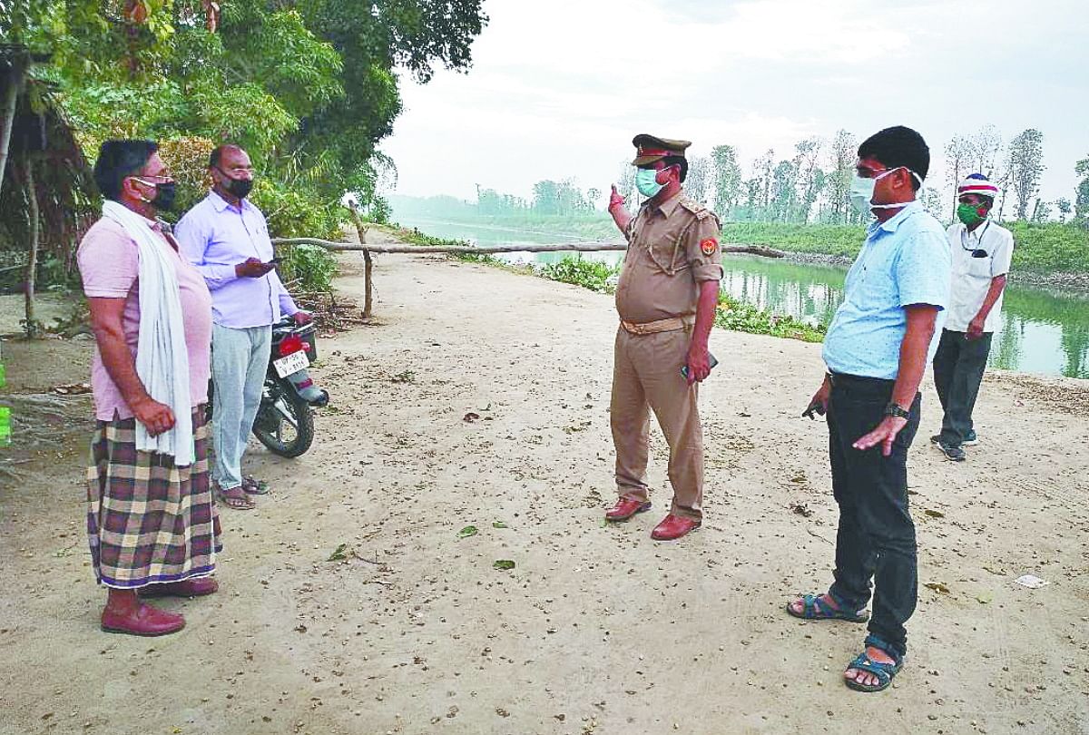 Villagers Put Up Barrier At Crematorium Due To Corona In Maharajganj य प ग र म ण न श मश न घ ट पर लग य ब र यर ब ल क र न फ लन क ह डर Amar Ujala Hindi News Live