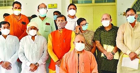 सरकार ने प्रदेश में 20 दिन में संक्रमण पर काबू पाया: योगी लखीमपुर खीरी कलक्ट्रेट में कोरोना संक्रमण की जानकारी देते मुख्यमंत्री योगी आदित्यनाथ।