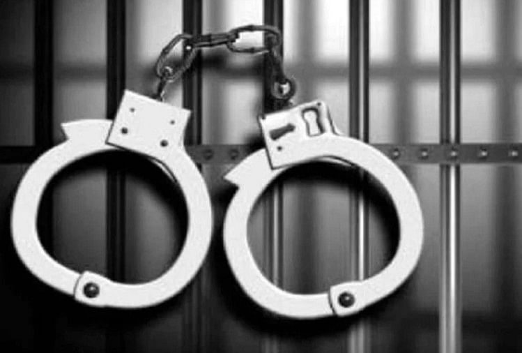 Polisi Ditangkap Delapan Untuk Pencurian Diesel Di Ramnagar Barabanki.  Barabanki: Delapan anggota komplotan yang mencuri solar dari mesin kereta api ditangkap, digunakan untuk mencuri dan menjual dengan harga murah