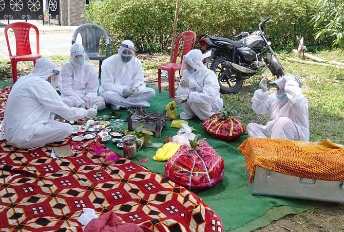 पीपीई किट पहनकर विवाह