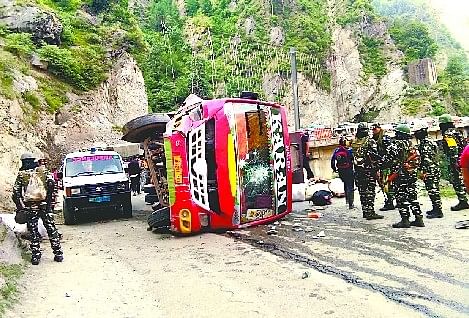 रामबन के खूनी नाला इलाके में ओवरलोड बस पलटी, 22 लोग घायल, सभी बरेली जिले के रहने वाले रामबन के खूनी नाला में राजमार्ग पर पलटी बस और बचाव कार्य में जुटे सेना व सीआरपीएफ के जवान। संवाद