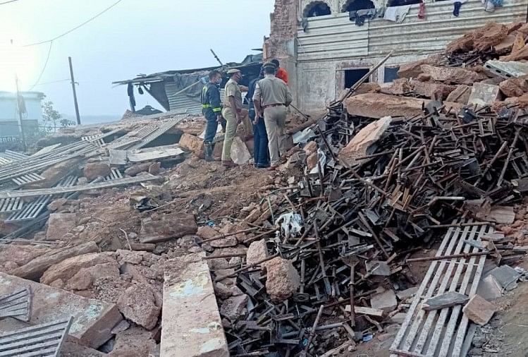 Trending news: Accident in Varanasi: A dilapidated house collapses in Kashi  Vishwanath corridor, two laborers killed, seven injured - Hindustan News Hub