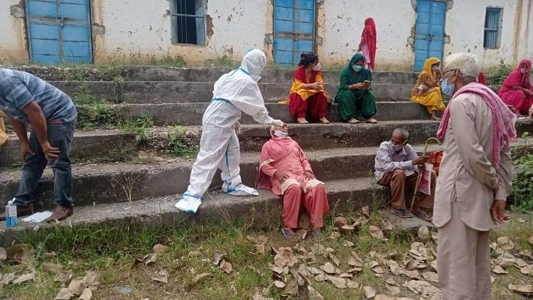 जिले में 68 और लोग निकले कोरोना पॉजिटिव नाहलवीं में ग्रामीणों के कोरोना सैंपल लेते स्वास्थ्य विभाग के कर्मचारी।