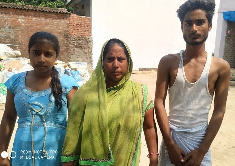 मृतक राजकुमार की पत्नी, बेटी व बेटा। मृतक राजकुमार की पत्नी, बेटी व बेटा।