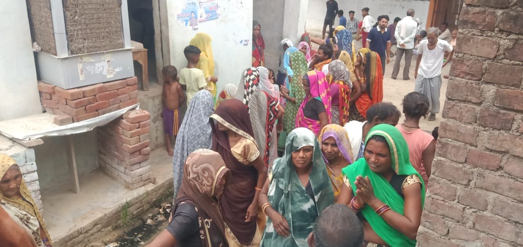 गांव रजपुरा तोताराम में दुर्घटना के बाद दुखी महिलाएं