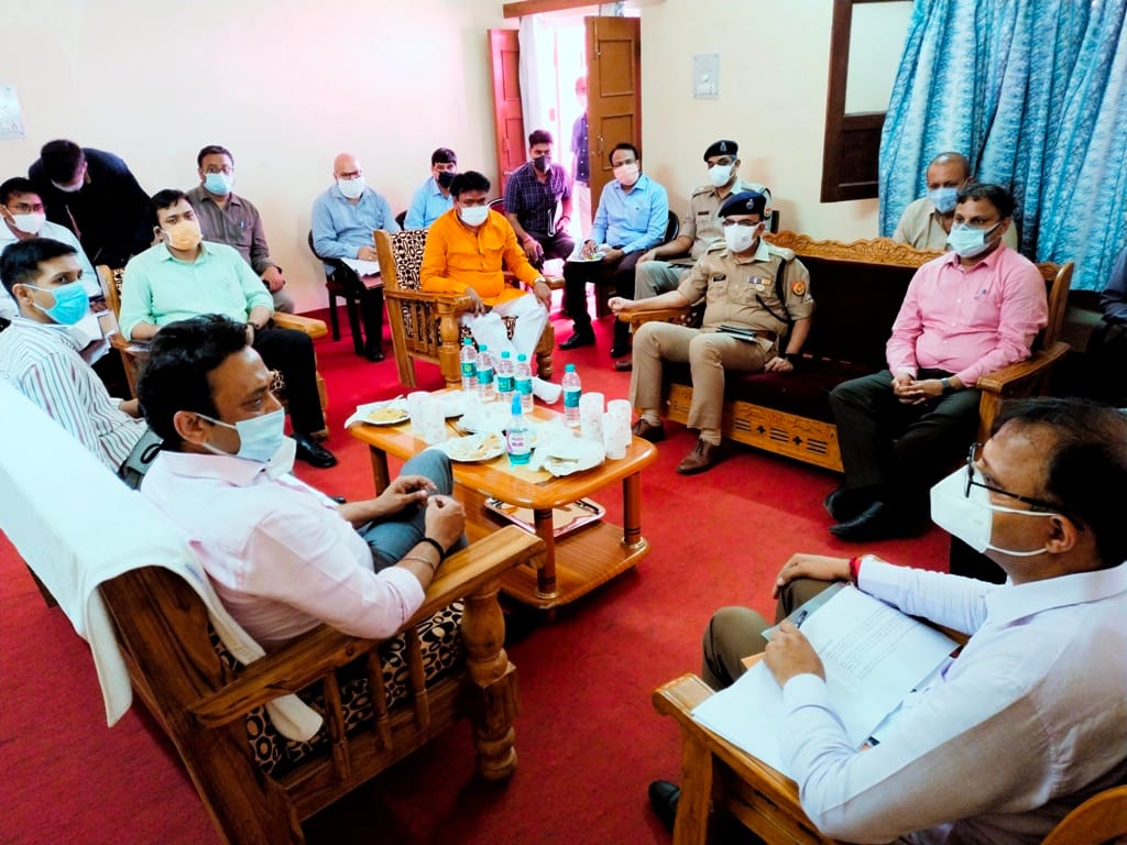 म्योरपुर हवाई अड्डा पर जिला प्रशासन के समीक्षा करते  मुख्यमंत्री के मुख्य सचिव संजय प्रसाद व अन्?