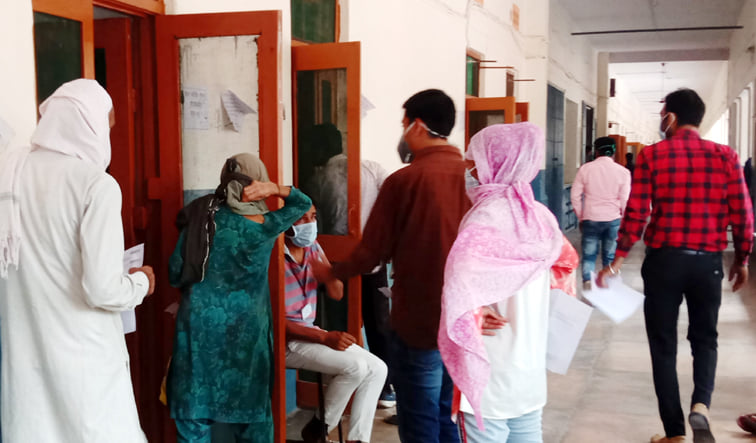 जिला अस्पताल के ओपीडी खुलने पर इलाज के लिये पहुंचे मरीज