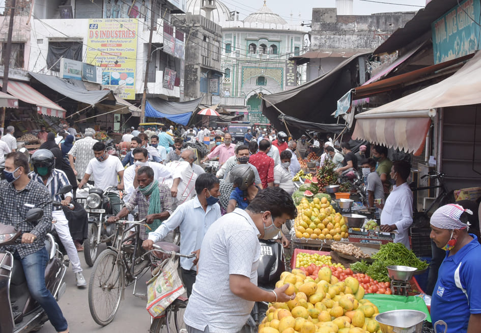 जामा मस्जिद पर फल व सब्जी की खरीदारी करते लोग