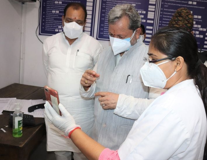 रुद्रपुर कोविड कंट्रोल रूम में मोबाइल से होम आइसोलेट मरीज से बातचीत करते सीएम तीरथ रावत। रुद्रपुर कोविड कंट्रोल रूम में मोबाइल से होम आइसोलेट मरीज से बातचीत करते सीएम तीरथ रावत।