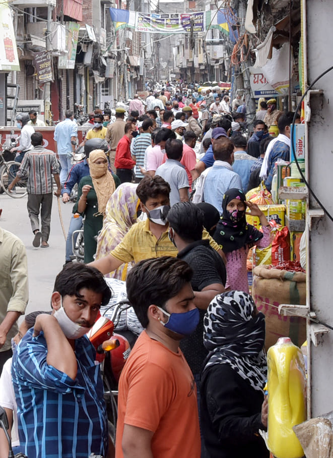 कोरोना कर्फ्यू में मिली छूट के दौरान फुव्वारा चौक से लेकर मोरगंज तक राशन की खरीदारी करती भीड़