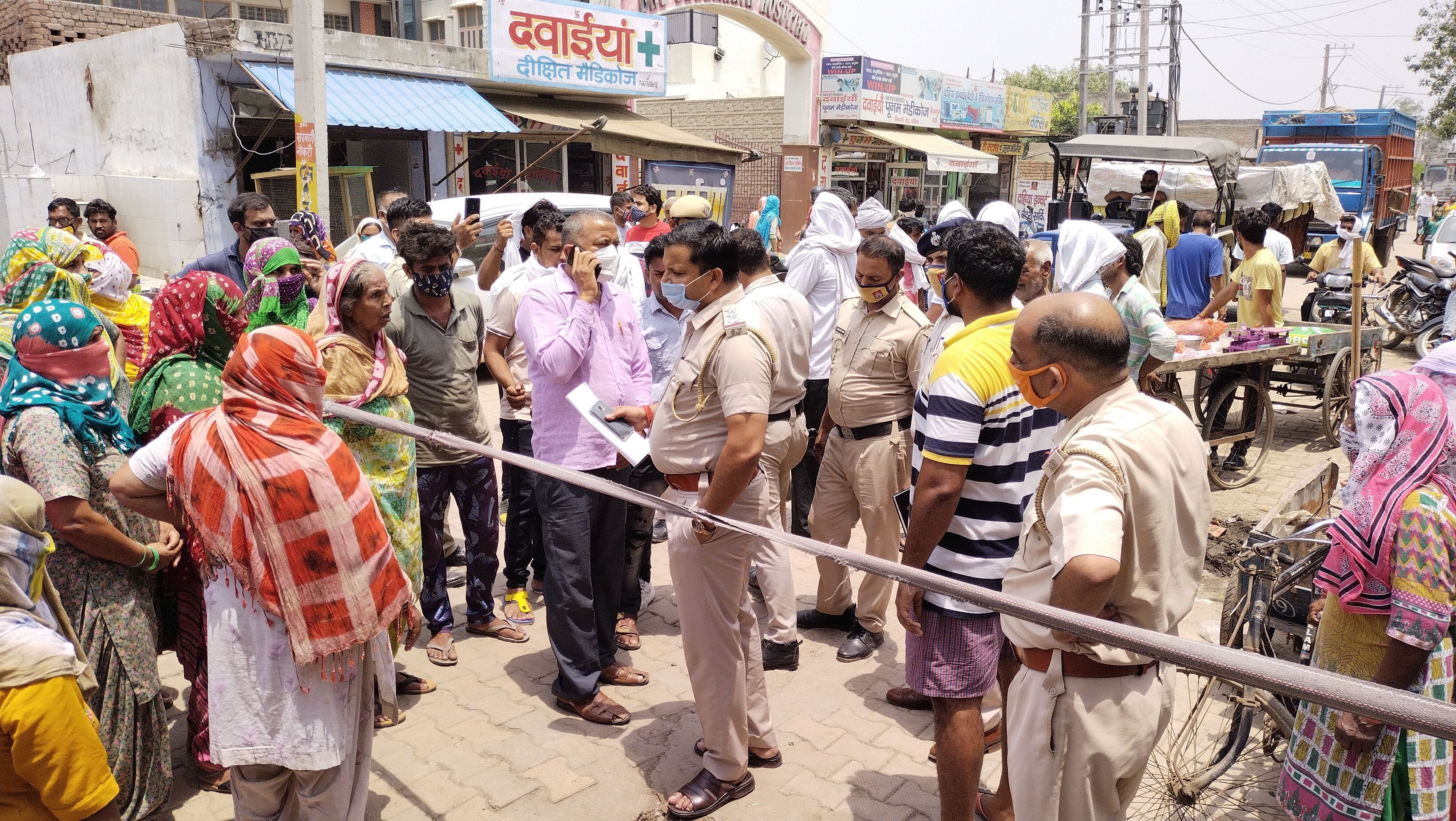 जाम को खुलवाने के लिए कॉलोनीवासियों को समझाते शहर थाना प्रभारी डॉ. सुनील कुमार। संवाद