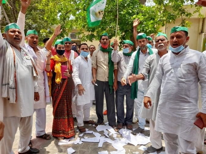 छाता में कृषि कानूनों का विरोध करते किसान।
