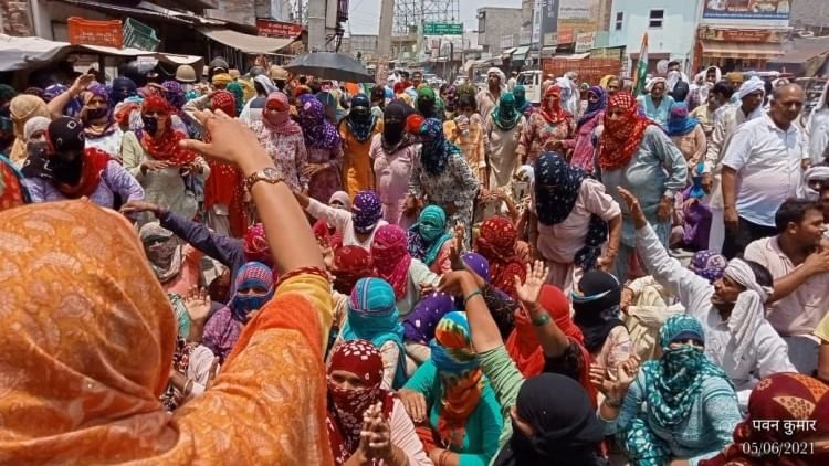 भाजपा विधायक डॉ. कृष्ण मिड्ढा के आवास के बाहर प्रदर्शन करते हुए महिलाएं।