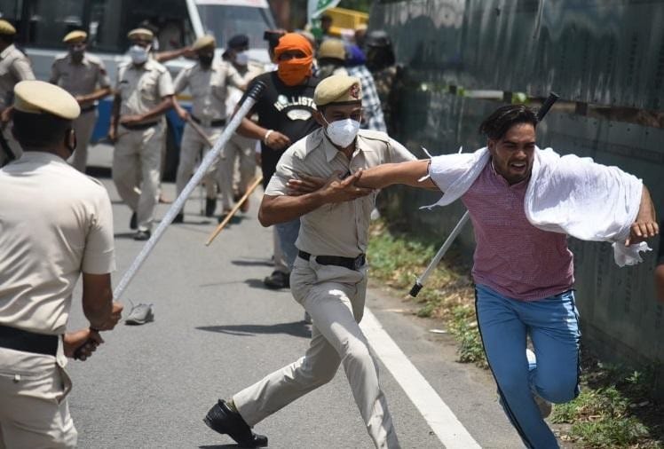 पंचकूला में किसानों पर लाठीचार्ज, सिरसा में सांसद के घर के आगे फूंकीं कृषि कानून की प्रतियां